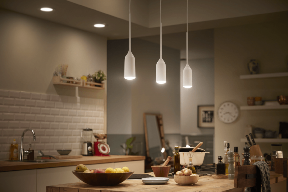 Кухня теплый свет. Освещение на кухне. Светильник над столом. Подвесной светильник для кухни. Светильники для кухонной зоны.