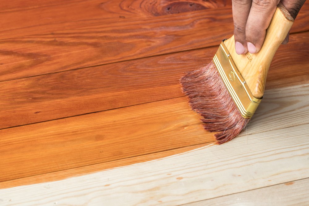 Чем лучше покрасить деревянный пол?
