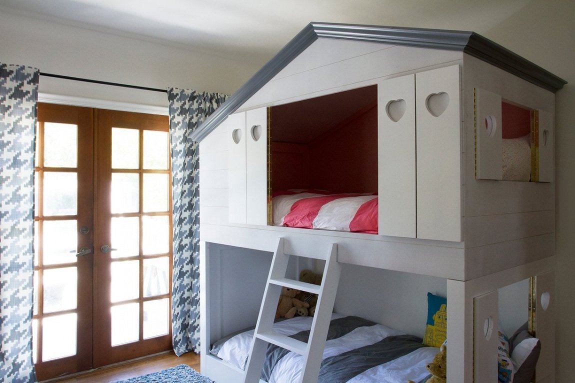 Два дома кровать. Двухэтажная кровать домик. Кровать-чердак домик. Двухъярусная кровать в виде домика. Двухъярусная кровать домик для детей.