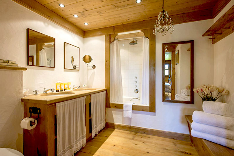 Ванная комната в стиле шале – белый цвет в интерьере