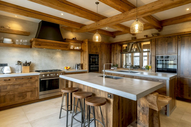 Стиль шале в интерьере кухни – стены формируют характер интерьера