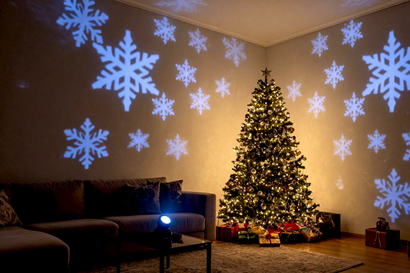 Проецируйте снежные узоры на стены и потолок