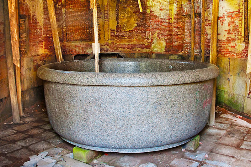 Самая большая ванна в мире, находящаяся в руинах царскосельского Баболовского дворца и именуемая Царь-ванной