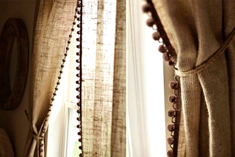 Тесьма с помпонами на шторах в спальне