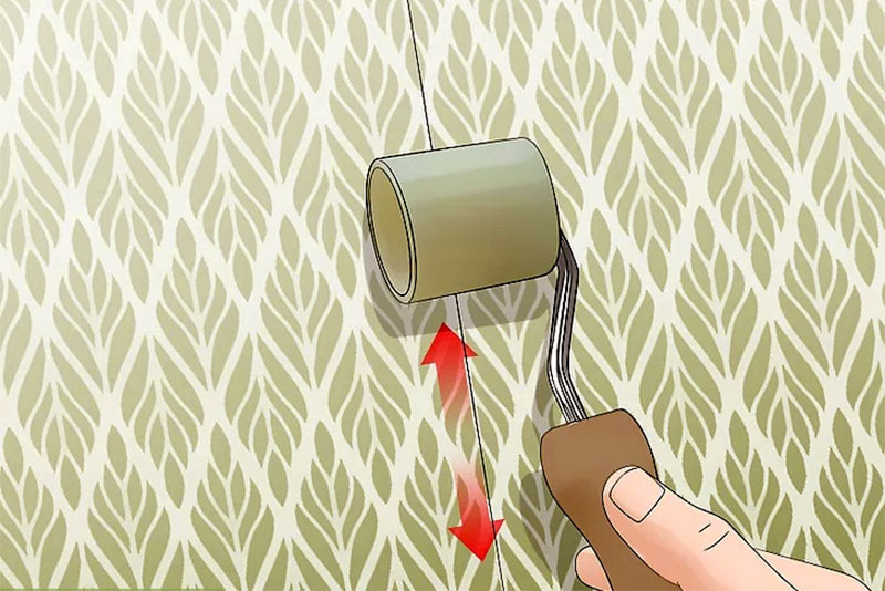 Приклеенные участки обоев лучше всего прокатать валиком