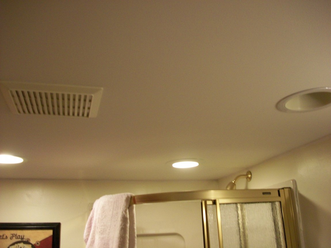 натяжной потолок в ванной