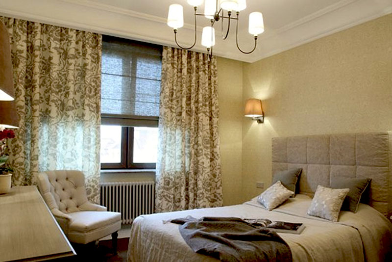 Остаются в тренде шторы для спальни из натуральных тканей