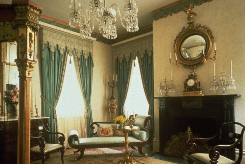 Комната со шторами викторианской эпохи