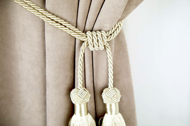 В тренде стильные подхваты из тесьмы или лент