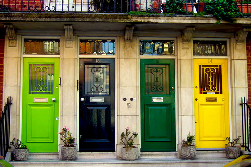 Разноцветные двери в Ирландии