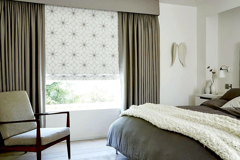 Владельцам квартир стоит предпочесть более мягкий вариант минимализма – оставить ночные шторы-блэкаут