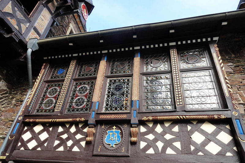 Во многих старинных зданиях Западной Европы окна с «лунными стеклами» можно увидеть и по сей день