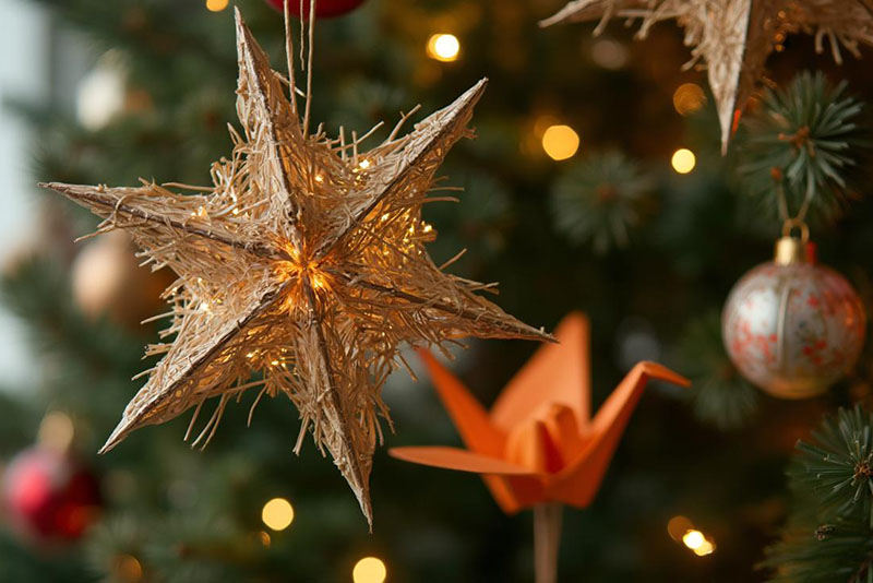 Украсьте новогоднюю елку японскими бумажными журавликами и скандинавскими соломенными звездами