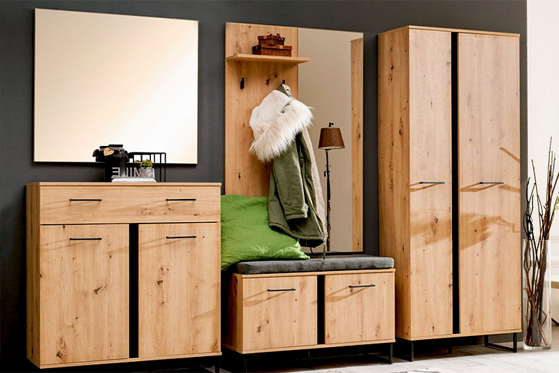 Модные шкафы в прихожу или коридор 2026 года – натуральное дерево и шпон в теплых оттенках