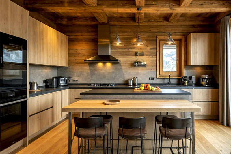 Стиль шале в интерьере кухни – стол является центром композиции