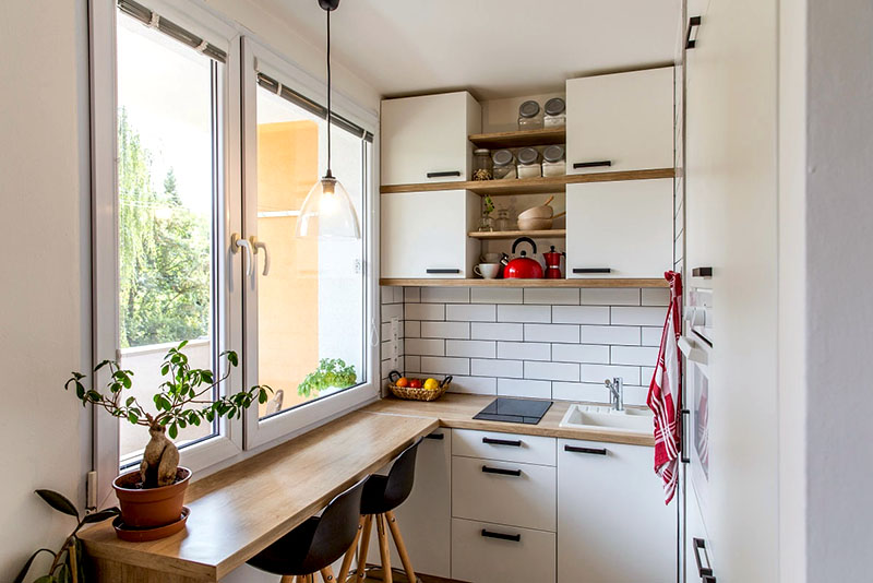 Подоконник-стол – одно из лучших решений для маленькой кухни хрущевки