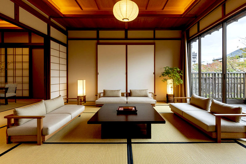 Гостиная в японском стиле – если люстра все-таки есть, то с круглым абажуром из рисовой бумаги