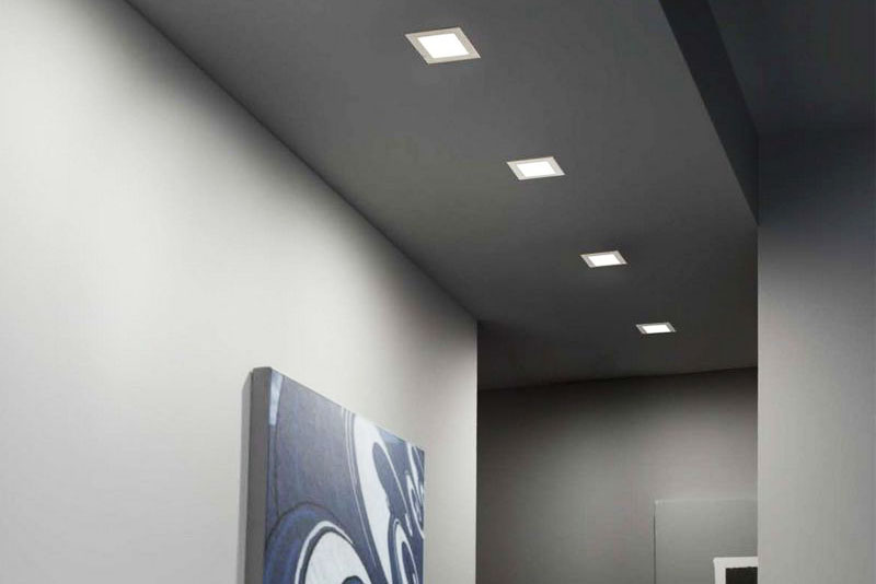 Многоугольные и прямоугольные точечные светильники выпускаются как в накладных, так и во встраиваемых вариантах