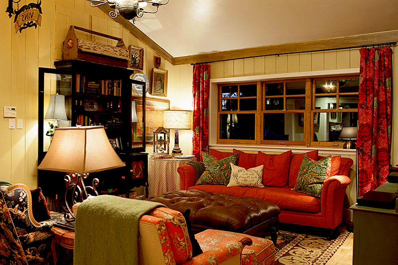 Гостиная в стиле бохо – светильники выполняют декоративную роль