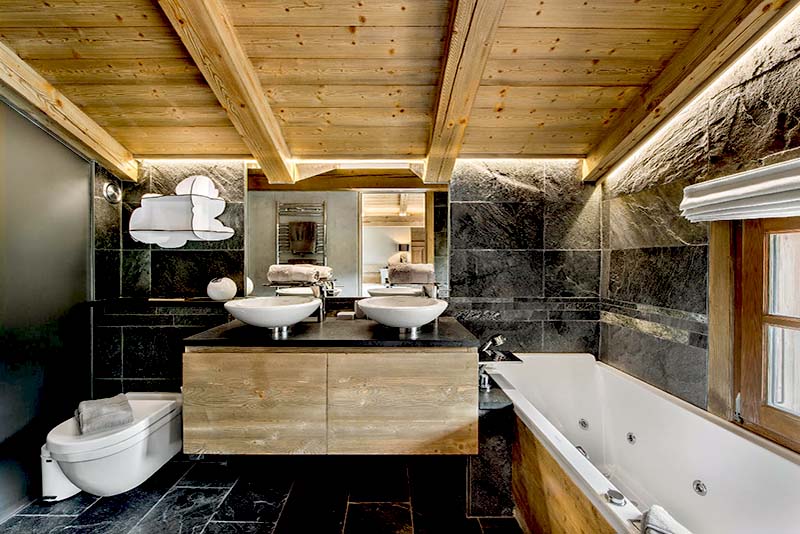 Ванная комната в стиле шале – массивные деревянные балки на потолке