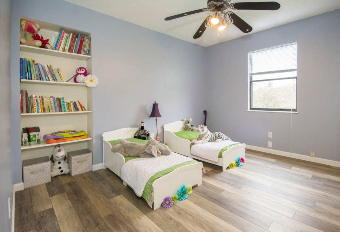 Детская комната с двумя кроватями и ламинатом