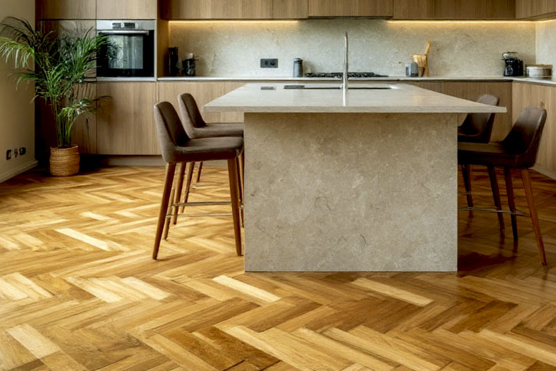 Лучшие материалы для пола на кухне – инженерная доска или паркет