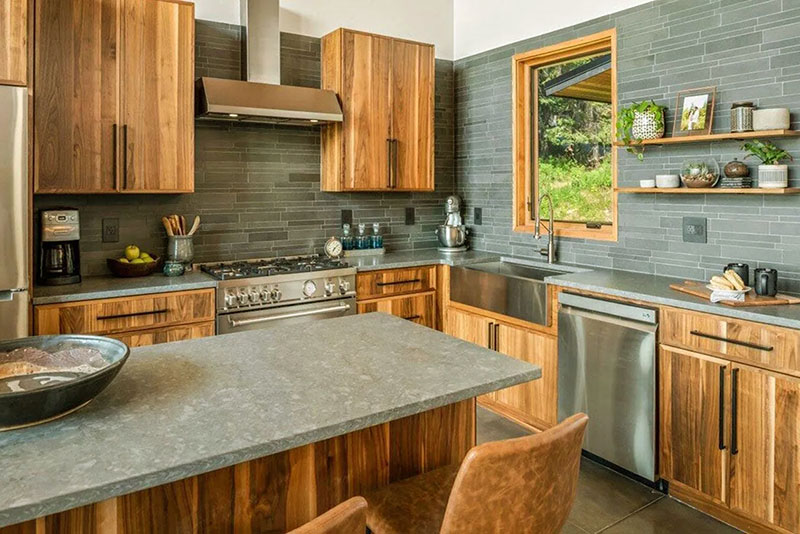 Кухня в современном стиле 2026 года – дерево и камень