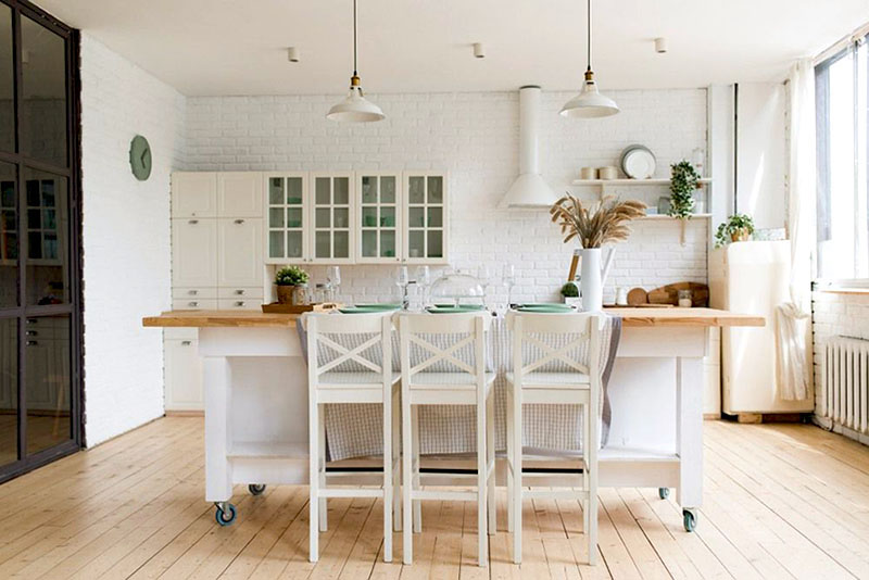 Кухня-гостиная в скандинавском стиле – однотонные и тактильно приятные материалы для стен