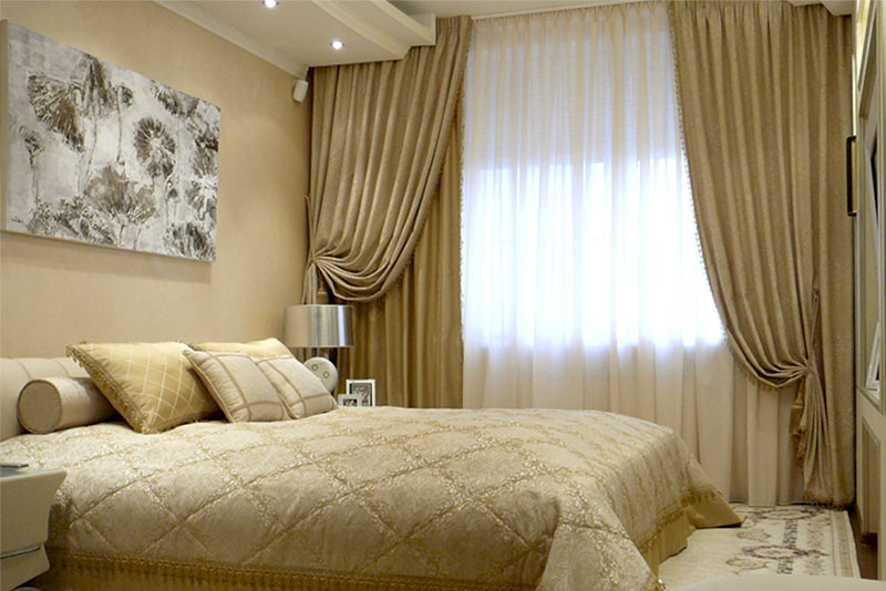 В 2025 году тенденция на шторы в спальне натуральных оттенков – серые, бежевые, выбеленные
