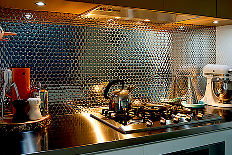 Фартук на кухне из металлических рифленых панелей