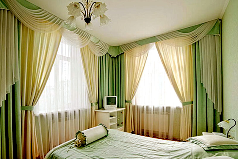 Вариант максимализма штор в спальне – 3-5 штор, разных по текстуре и рисунку, создадут теплую и камерную атмосферу