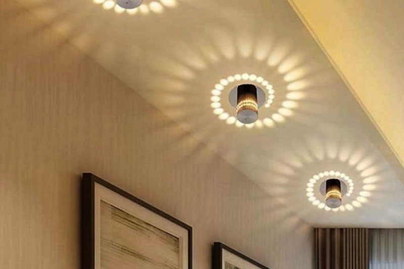 В тренде 2023 года потолочные светильники с причудливыми сложными конструкциями