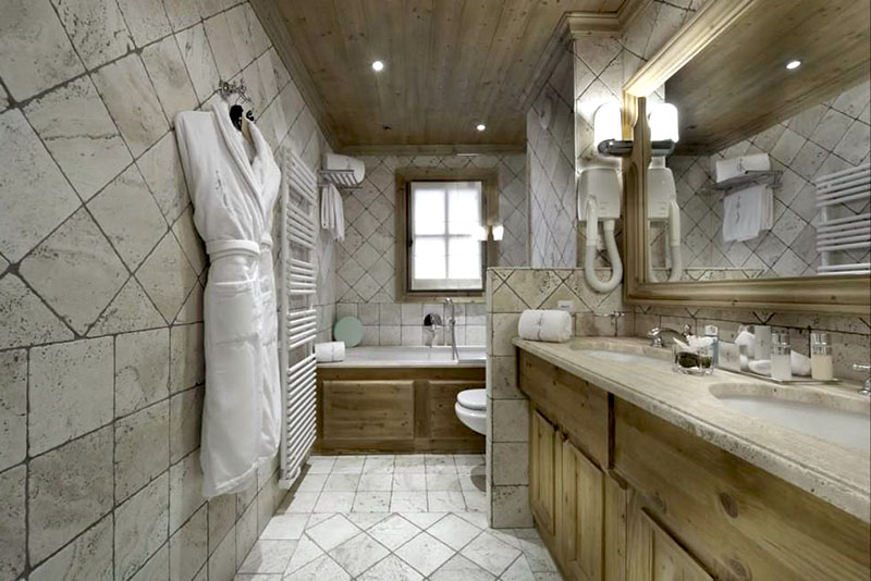 Ванная комната в стиле шале – пол из керамогранита с имитацией камня