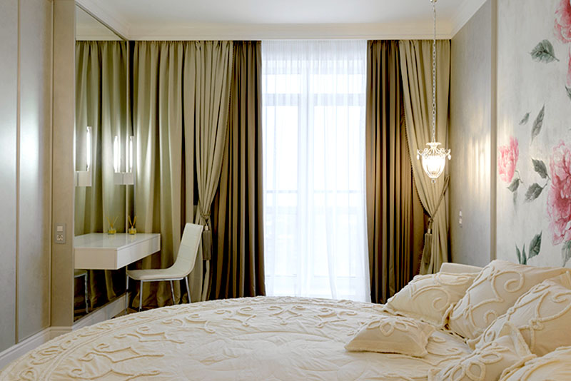 Градиентные шторы в спальне, отличающиеся друг от друга на 1-2 тона