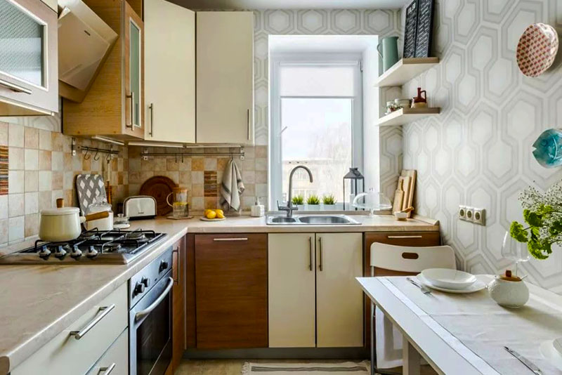 Для стандартных небольших кухонок подходит комбинация светлых покрытий около окна и более темных стен