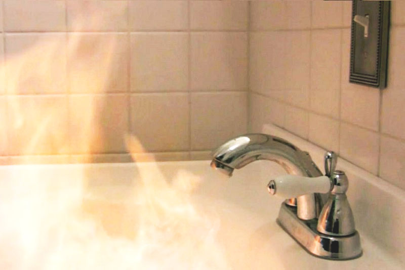 Очень горячая вода опасна для акриловых ванн