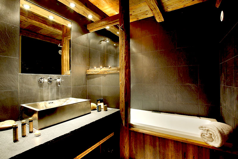 Ванная комната в стиле шале – точечные светильники в потолочных балках