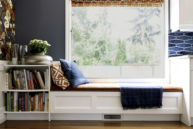 Комфортабельные мягкие подоконники с подушками новинкой не назовешь, но они по-прежнему остаются в тренде