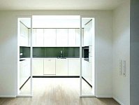  Большие раздвижные двери между кухней и гостиной